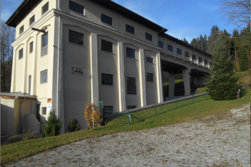 Im Zentrum der Anlage liegt der eindrucksvolle Kohlebrecher Buchleiten. Dieser wurde vollstndig umgebaut und verwandelte sich von einer historisch bedeutenden Industrieanlage in ein modernes Veranstaltungszentrum.   